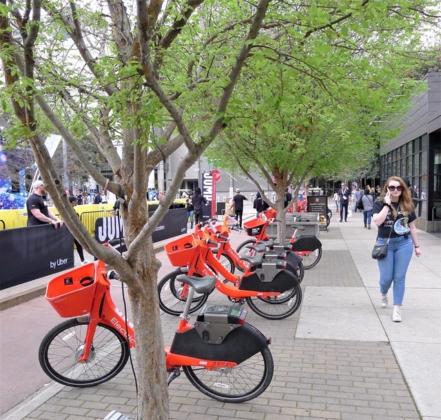 ▲ 오스틴 컨벤션 센터 앞에 마련된 UBER x JUMP 허브. 이곳에서 UBER 앱을 통해 전기자전거를 대여할 수 있다. ⓒ은현주 기자