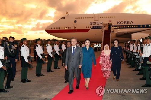 ▲ 문재인 대통령과 부인 김정숙 여사가 10일 오후 아세안 3개국 순방 첫 방문지인 브루나이 반다르스리브가완 브루나이 국제공항에 도착해 의장대를 사열하고 있다ⓒ연합