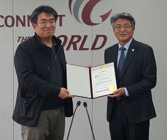 ▲ 한국교통대 문철 교수(왼쪽)가 이 대학 기술지주에 후원금을 전달하고 있다.ⓒ한국교통대