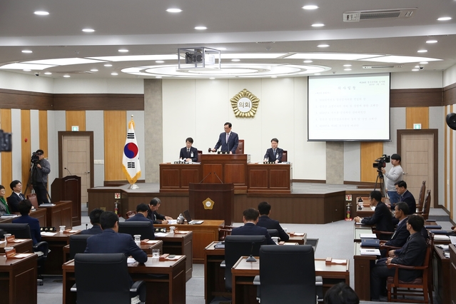 ▲ 칠곡군의회(의장 이재호)가 12일 제254회 임시회를 열고 추가경정 예산안 등을 처리하고 폐회했다.ⓒ칠곡군의회