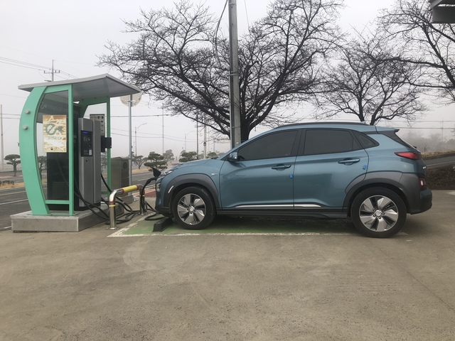 ▲ 군위군은 최근 국가적 재난 수준까지 이른 미세먼지 문제 등 대기환경 오염물질을 줄이기 위해 전기자동차를 민간보급에 나선다.ⓒ군위군