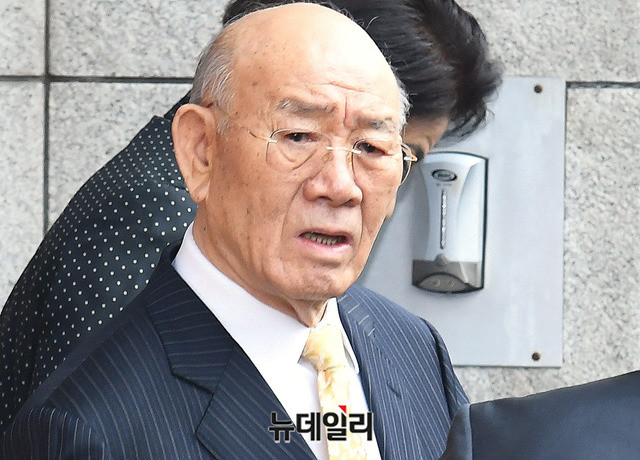 ▲ 3월 11일 재판을 위해 연희동 자택에서 광주 지법으로 향하는 전두환 전 대통령 ⓒ 뉴데일리 DB