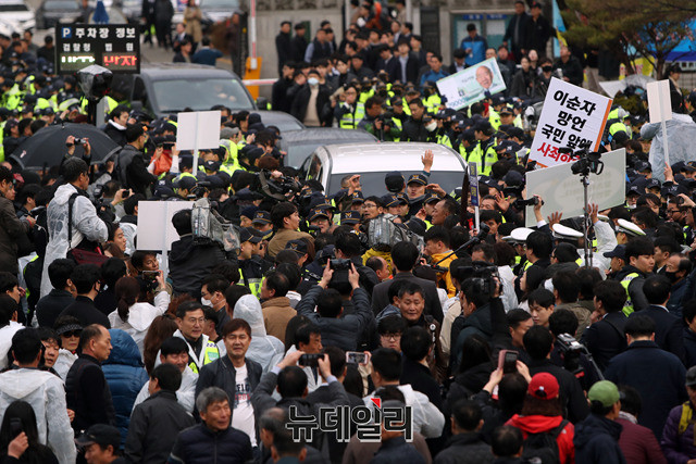 ▲ 취재진, 경호 인원, 광주 시민에 둘러싸인 채 광주 법원에서 떠나는 전두환 전 대통령 ⓒ 뉴데일리 DB
