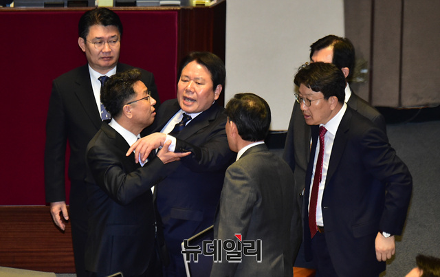 ▲ 12일 나경원 자유한국당 원내대표 국회 교섭단체대표 연설 도중 더불어민주당 지도부와 자유한국당 지도부가 싸우고 있다. ⓒ이종현 기자