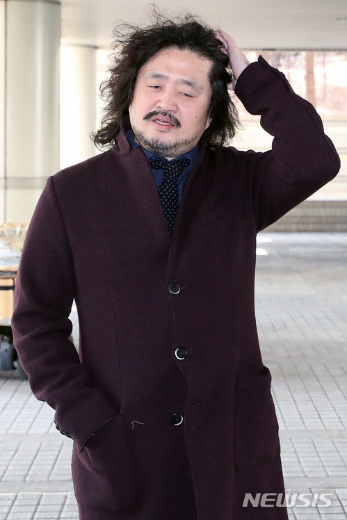 ▲ 지난달 2일 서울 서초구 서울중앙지법 '언론인 선거운동 금지 위헌' 선고 공판에 출석한 김어준 ⓒ뉴시스