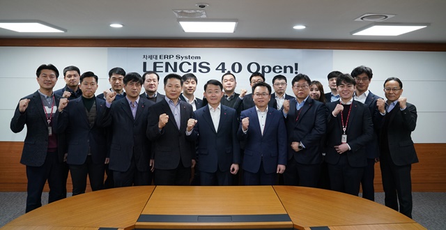 ▲ 하석주 대표이사(가운데)를 비롯한 롯데건설 직원들이 LENCIS 4.0 시스템 오픈 행사에서 기념촬영을 하고 있다. ⓒ롯데건설