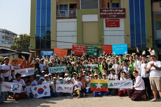 ▲ '해피무브 22기' 봉사단원들이 환경정화활동을 실시하고 기념촬영을 하고 있다. ⓒ현대건설