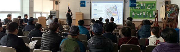 ▲ 12일 충북 청주시 주중동 주민센터에서 열린 ‘청주 밀레니엄타운 개발계획 및 실시계획 변경 주민설명회’에서 관계자와 주민들이 변경사항을 경청하고 있다.ⓒ충북개발공사