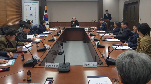 ▲ 금한주 제천부시장(가운데)이 시민명예감사관들에게 위촉장을 전달하고 활동 전반에 대해 설명하고 있다.ⓒ제천시