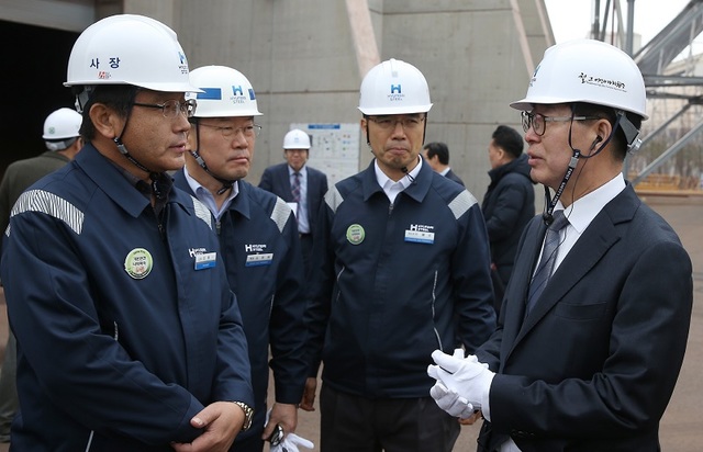 ▲ 양승조 충남지사가 12일 당진 현대제철을 방문, 미세먼지 발생현장을 둘러보고 있다.ⓒ충남도