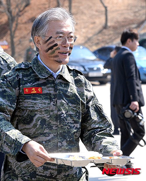 ▲ 지난 2015년 3월 25일 경기도 김포 해병 2사단 3165부대를 방문한 문재인 새정치민주연합 대표가 식판에 음식을 담아 식사하러 이동하고 있다.ⓒ뉴시스