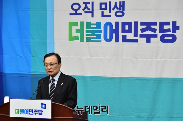 ▲ 이해찬 더불어민주당 대표가 12일 오전 본회의 직후 열린 긴급의원총회에서 나경원 자유한국당 원내대표의 국회 교섭단체 연설 관련 발언을 하고 있다.ⓒ이종현 기자