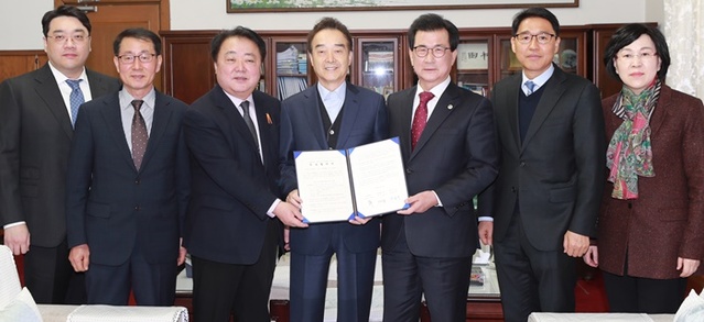 ▲ (주)네패스 이병구 대표(사진 가운데)가 12일 이시종 충북도지사, 한범덕 청주시장과 만나 공장 신설 관련 투자협약을 맺었다.ⓒ충북도