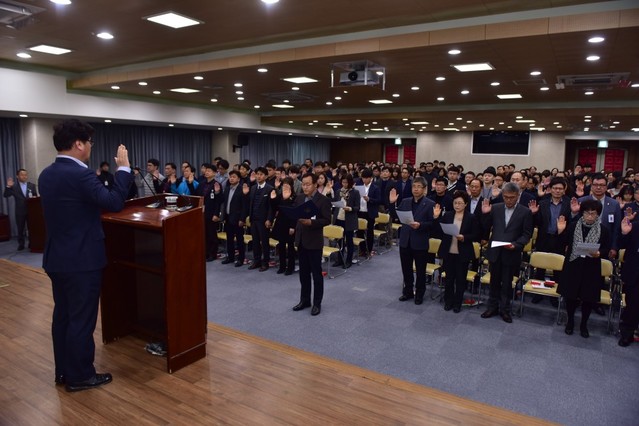 ▲ 영월군 전 직원이 공직자 반부패 청렴실천을 다짐하는 대회 모습.ⓒ영월군