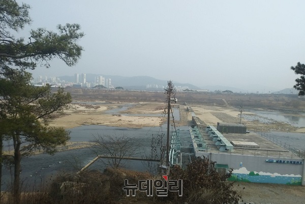 ▲ 전망대에서 내려다본 세종보의 모습.ⓒ김동식 기자