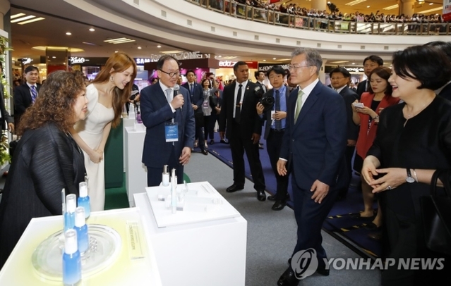 ▲ 12일 오후 말레이시아 최대 쇼핑센터인 원우타마 쇼핑센터에서 열린 '한·말레이시아 한류-할랄 전시회'에 참석한 문재인 대통령과 부인 김정숙 여사. ⓒ연합뉴스
