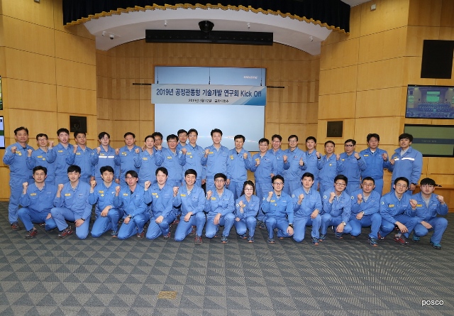 ▲ 포항제철소 기술연구소에서 열린 공정관통형 기술연구회에서 오형수 포항제철소장(사진 중앙)을 비롯한 참가 엔지니어들이 기념 사진을 찍고 있다.ⓒ포스코