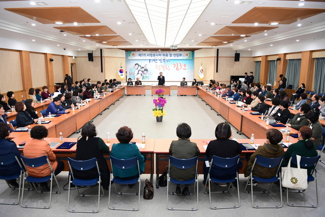 ▲ 김천시(시장 김충섭)는 12일 시청 3층 강당에서 시민의 다양한 여론을 수렴하기 위한 제7기 시정모니터 위촉식을 개최했다.ⓒ김천시