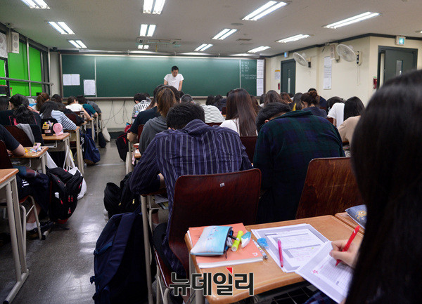 ▲ 학원에서 공부 중인 학생들ⓒ뉴데일리DB