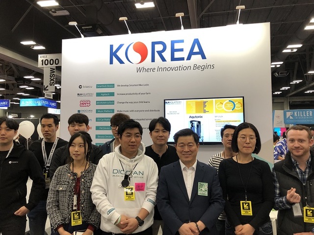 ▲ 박승원 광명시장이 13일(현지시간) 북미 최대의 IT·엔터테인먼트 페스티벌 사우스바이사우스웨스트(SXSW2019)를 방문해 트레이드쇼(Trade show)를 참관했다. ⓒ김수경 기자