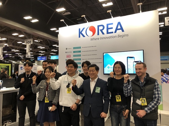 ▲ 박승원 광명시장이 13일(현지시간) 북미 최대의 IT·엔터테인먼트 페스티벌 사우스바이사우스웨스트(SXSW2019)를 방문해 트레이드쇼(Trade show)를 참관했다. ⓒ김수경 기자