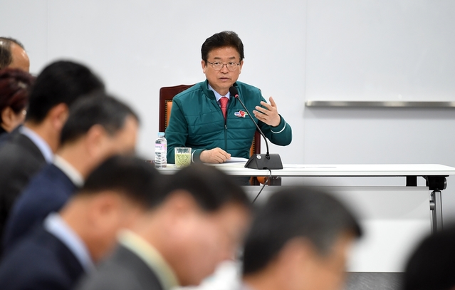 ▲ 이철우 경북도지사가 12일 도청 회의실에서 시군 부군수와 부단체장과 함께 국비 확보 메가프로젝트와 관광 활성화 실행사항을 함께 고민했다.ⓒ경북도