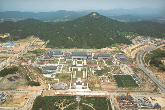 ▲ 경북도는 낙석발생 예방 등 도로안전 확보를 위해 오는 4월 5일까지 ‘해빙기 도로 안전점검’에 나선다. 사진은 경북도청 전경.ⓒ경북도