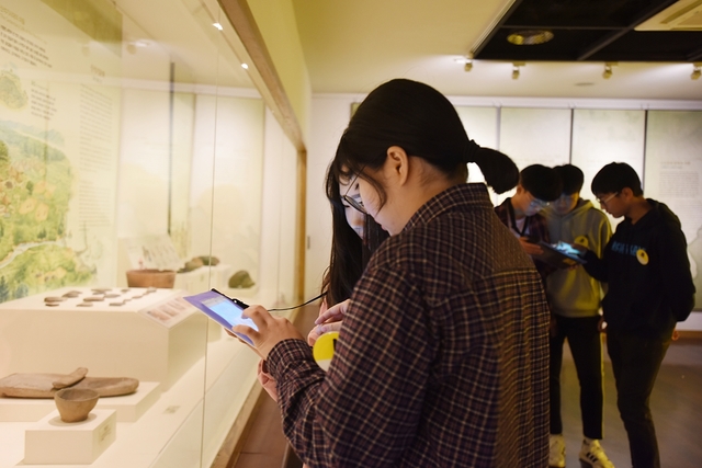 ▲ 대구대 중앙박물관이 문화체육관광부가 지원하는 4개 공모사업에 선정됐다.(사진은 대구대 중앙박물관을 찾은 학생들이 스마트앱을 이용해 미션을 수행하며 관람을 하고 있다.)ⓒ대구대