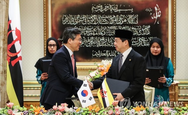 ▲ 11일 성윤모 산업부 장관과 아민리우 압둘라 브루나이 재경부 2장관이 한·브루나이 투자 MOU를 체결하고 있다 ⓒ연합뉴스 제공