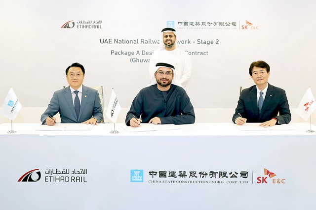 ▲ (좌로부터) 유 타오 중국건축공정총공사 중동 대표이사, 샤디 말락 에티하드 레일 대표이사, 남현태 SK건설 상무 등이 계약식에서 기념촬영을 하고 있다. ⓒSK건설