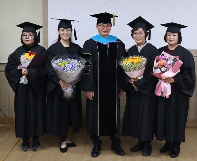 ▲ 단양평생학습센터가 운영하는 학점은행제를 통해 학위를 받은 졸업생들이 기념촬영을 하고 있다.ⓒ단양군