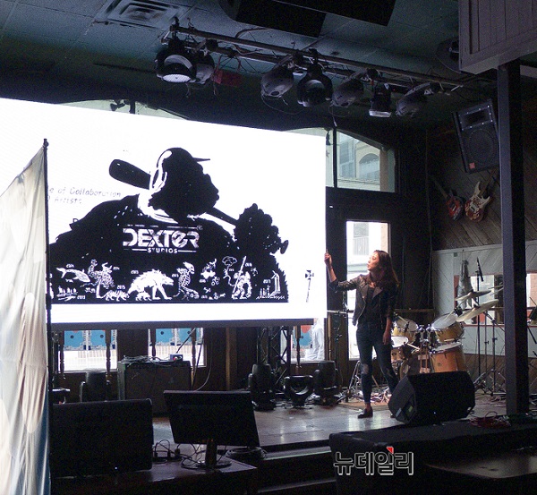 ▲ 덱스터스튜디오 관계자가 '코리아임팩트' 쇼케이스에서 VR 콘텐츠를 소개하고 있다. ⓒ은현주 기자