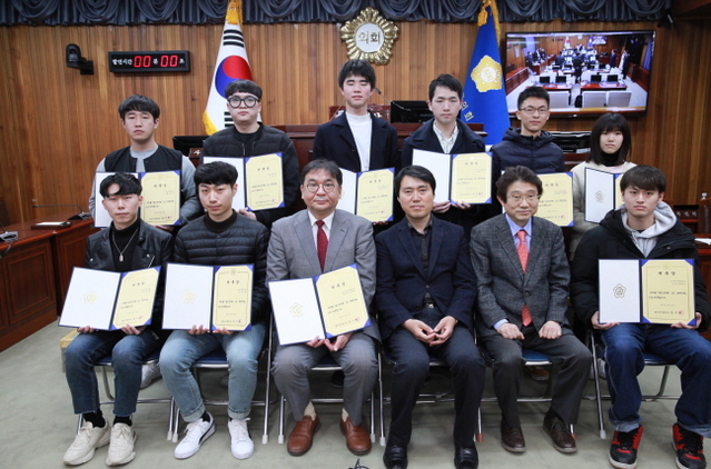 ▲ 대구대ㆍ日도야마 대학생이 울진군의회를 방문해 기념 촬영을 하고 있다.ⓒ울진군