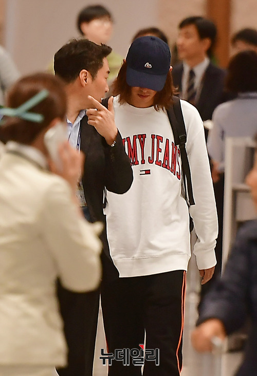 ▲ 불법으로 성관계 영상을 찍어 유포한 의혹을 받고 있는 가수 정준영이 12일 오후 인천국제공항을 통해 입국하고 있다. 정준영은 14일 오전 서울지방경찰청 광역수사대에 출석해 경찰 조사를 받을 예정이다. ⓒ인천=정상윤 기자