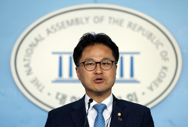 ▲ 더불어민주당 김정우 의원이 13일 오후 서울 여의도 국회에서 신용카드 소득공제 연장 당정 결과 브리핑을 하고 있다. ⓒ뉴시스