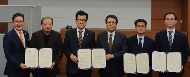 ▲ 충북도와 음성영동군이 13일 충북도청에서 투자기업 대표들과 투자협약을 맺고 상호 협력하기로 했다.ⓒ음성군