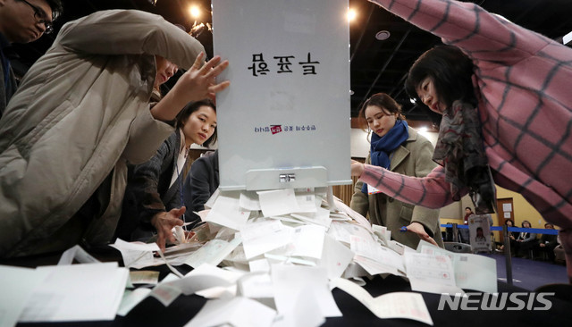 ▲ 제2회 전국동시 조합장 선거가 실시된 13일 오후 서울 강동구 강동아트센터에 마련된 개표소에서 선거 관계자가 개표를 하고 있다. ⓒ 뉴시스