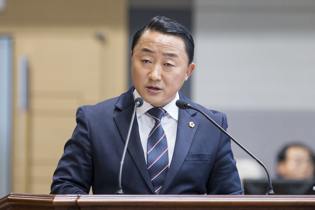 ▲ 이재도 의원(포항7·교육위원회)은 13일 제307회 임시회 제2차 본회의 도정질문에 나서 지역 경제활성화를 위한 수도권공장 총량제를 실시할 것을 촉구했다.ⓒ경북도의회