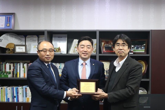 ▲ 국정감사 우수의원상을 받는 더불어민주당 강훈식 의원. ⓒ강훈식 의원실 제공