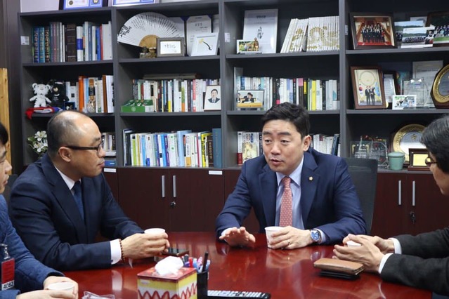 ▲ 국토노조연대회의 관계자들과 사무실에서 차담회를 갖는 강훈식 의원. ⓒ강훈식 의원실 제공