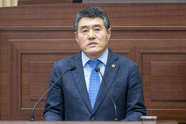 ▲ 경북도의회 박영환 의원(영천2·기획경제위원회)은 도의회 도정질문에서 현 정부가 들어서며 발표한 국정운영 5개년 계획에 대응하는 경북도의 사업 추진이 미약하다고 지적했다.ⓒ경북도의회