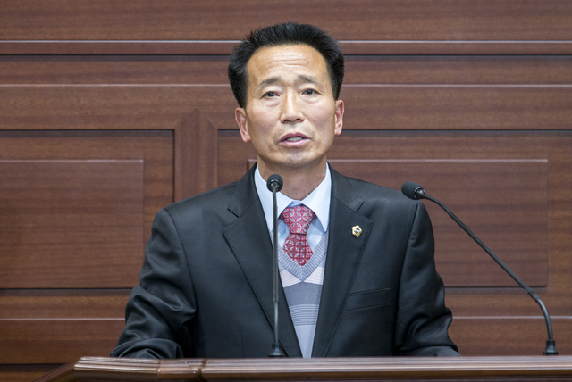 ▲ 경북도의회 김상조 의원(구미3·행정보건복지위원회)은 13일 제307회 도의회 임시회 제2차 본회의 도정질문에 나서 남부내륙철도와 광역철도 건설사업의 조기 시행을 촉구했다.ⓒ경북도의회