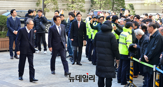 ▲ 지지자들에게 인사하며 법원 들어서는 이명박 전 대통령ⓒ박성원 기자