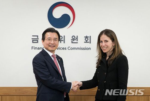 ▲ 지난해 1월 방한해 금융위원회를 찾았던 시걸 맨델커 미 재무부 테러금융정보 담당 차관(오른쪽). ⓒ뉴시스. 무단전재 및 재배포 금지.