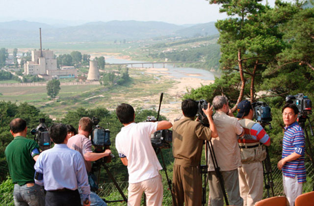 ▲ 2008년 6월 27일 북한의 영변 핵시설 냉각탑 폭파를 취재하기 위해 모인 외신기자들. ⓒ뉴시스 로이터. 무단전재 및 재배포 금지.