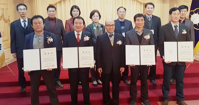 ▲ 제2회 전국동시조합장선거에서 당선된 충북 청주시 흥덕구지역 조합장들이 당선증을 받고 있다.ⓒ충북도선거관리위원회