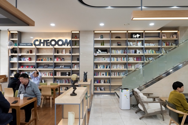 ▲ SK네트웍스의 라이브러리 카페 ‘채움’ 1층 모습.ⓒSK네트웍스