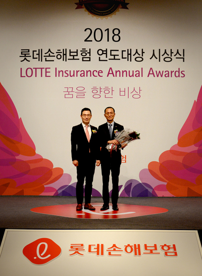 ▲ 롯데손해보험 김현수 대표이사(왼쪽)은 지난 13일 서울 소공동 롯데호텔에서 열린 ‘2018 연도대상 시상식’에 참석해, 판매왕을 수상한 중부지역단 중부직할팀 유범수 대리점 대표와 기념사진 촬영을 하고 있다.ⓒ롯데손해보험