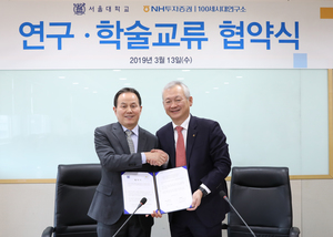 ▲ (왼쪽부터)황금택 서울대 생활과학대학 학장, 정영채 대표이사. ⓒ NH투자증권