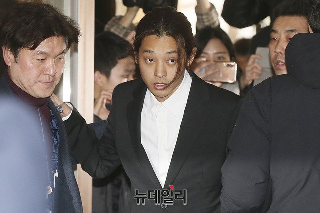 ▲ 성관계 동영상 불법 촬영 및 유포 논란에 휩싸인 가수 정준영이 14일 오전 서울 종로구 서울지방경찰청에 조사를 받기위해 출석하고 있다. ⓒ박성원 기자